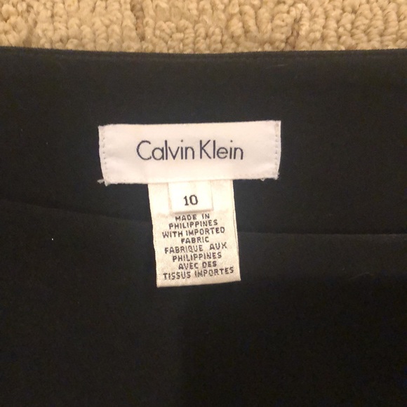 Calvin Klein black crepe skirt size 10. This unlined skirt is 25 1/2 inches long - Picture 2 of 4